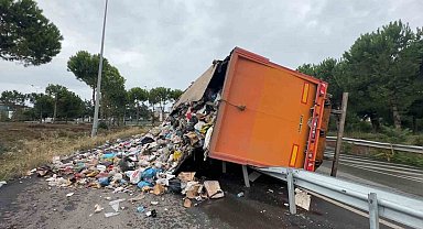 Samsun'da çöp yüklü tır devrildi, çöpler yola savruldu