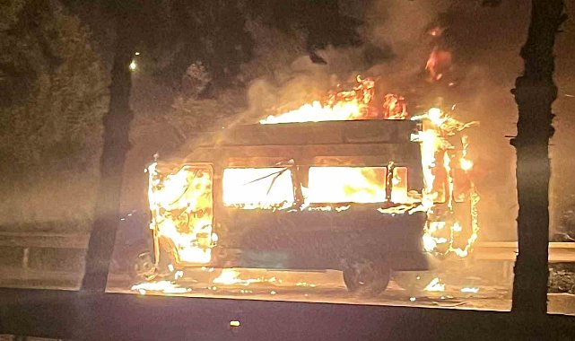 Samsun'da minibüs alev alev yandı