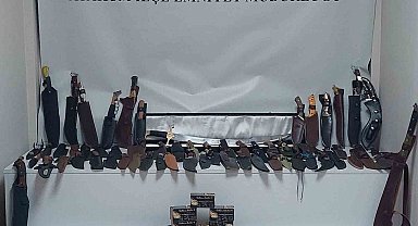 Samsun'da polis ruhsatsız silah ve çok sayıda bıçak ele geçirdi