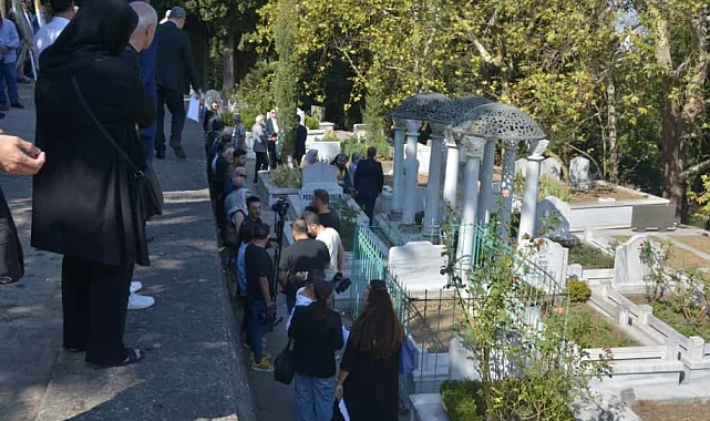 'Sanat Güneşi' Zeki Müren Bursa'da mezarı başında anıldı