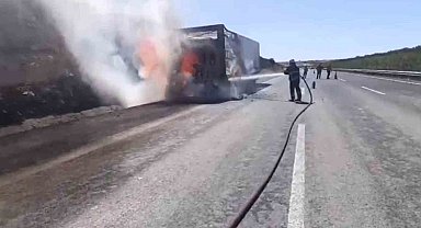 Şanlıurfa'da saman yüklü tır alev alev yandı