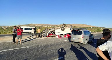 Şanlıurfa'da tarım işçilerini taşıyan minibüs devrildi: 20 yaralı