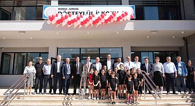 Sarıgöl'ün en büyük okulu yeni binasında ilk törenini yaptı