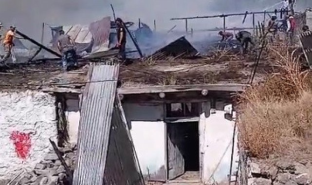 Sarıkamış'ta çıkan yangında 2 ev yandı