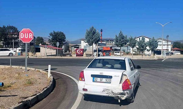 Şarkikaraağaç'ta iki otomobil çarpıştı: 3 yaşındaki çocuk yaralandı