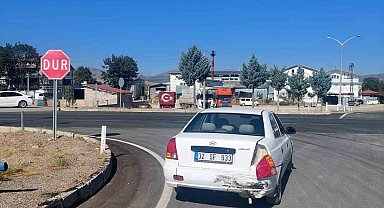 Şarkikaraağaç'ta iki otomobil çarpıştı: 3 yaşındaki çocuk yaralandı