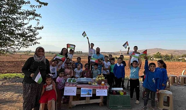Savaşta katledilen akranları için annelerinin yaptıkları yiyecekleri satan minikler gönülleri fethettiler