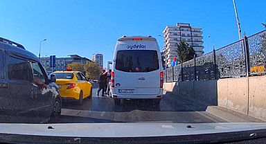 Şehir eşkıyaları yol kesip minibüs şoförünü dövdü