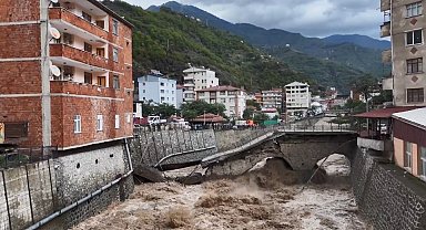Sel suları Borçka'daki asırlık tarihi köprüyü yıktı