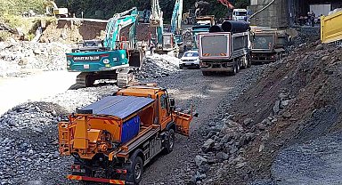 Sel ve heyelanlar nedeniyle 3 gündür kapalı olan Çamlıhemşin-Ayder karayolu ulaşıma açıldı