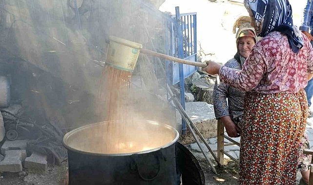Selendi'de şifa kaynağı pekmez kaynatılmaya başlandı