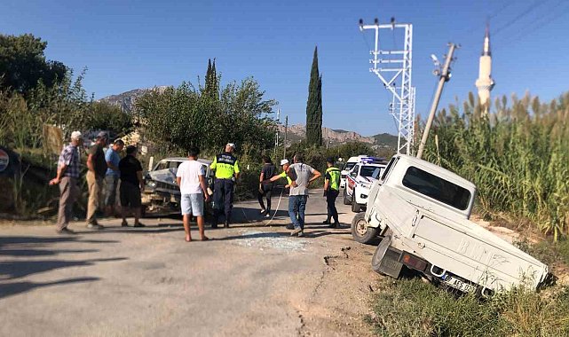 Serik'te otomobil ile kamyonet kafa kafaya çarpıştı: 2 yaralı
