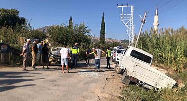 Serik'te otomobil ile kamyonet kafa kafaya çarpıştı: 2 yaralı