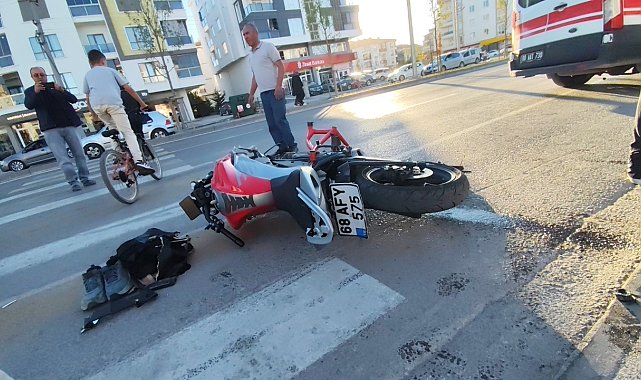 Servis minibüsü ile motosiklet çarpıştı: 1 ağır yaralı