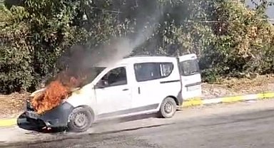 Seyir halindeki kamyonet alev alev yandı