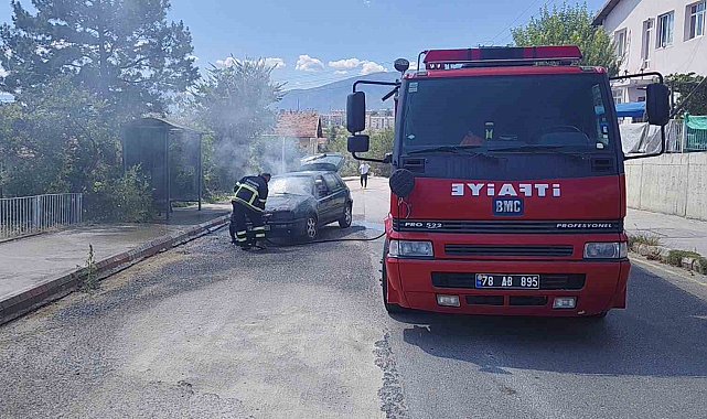 Seyir halindeki otomobil alev aldı