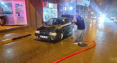 Seyir halindeki otomobil bir anda alev topuna döndü