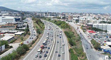 Seyir halindeki otomobil yandı, trafik kilitlendi