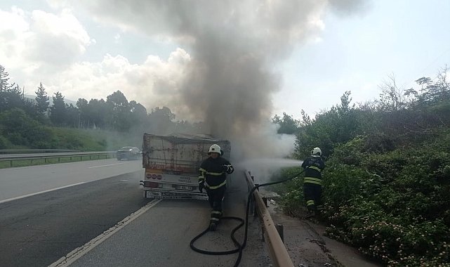 Seyir halindeki tırın dorsesinden alevler yükseldi