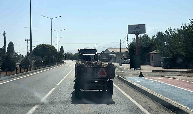 Seyir halindeki traktörün römork lastikleri korkuttu