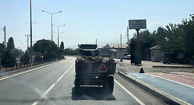 Seyir halindeki traktörün römork lastikleri korkuttu