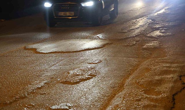 Seyir halindeyken yola beton döken mikser, vatandaşları çileden çıkarttı