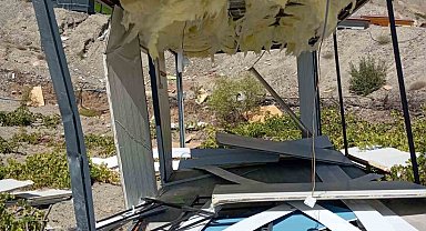 Şiddetli rüzgar konteyneri uçurdu