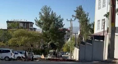 Şiddetli rüzgar okulun çatısını uçurdu