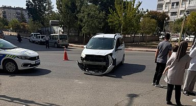 Siirt'te hafif ticari araç ile motosiklet çarpıştı: 2 yaralı