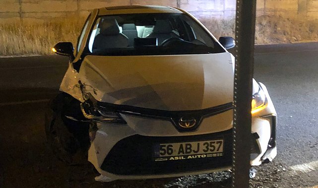 Siirt'te kontrolden çıkan araç elektrik direğine çarptı