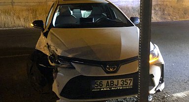 Siirt'te kontrolden çıkan araç elektrik direğine çarptı