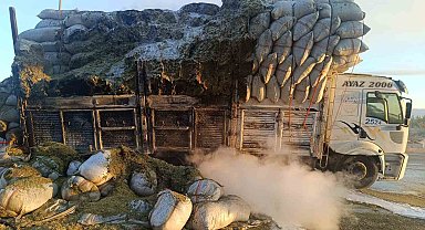 Siirt'te saman yüklü kamyonda yangın çıktı