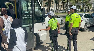 Şikayetini dile getiren sürücü ile trafik polisleri arasında gerginlik