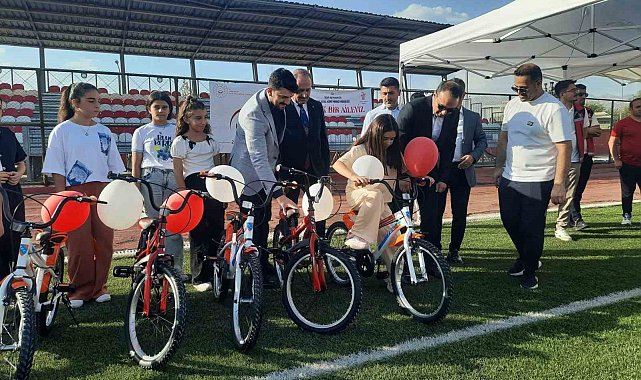 Silopi Kaymakamı Partal, başarılı öğrencilere bisiklet hediye etti