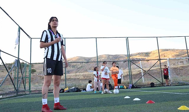 Sinan Kaloğlu'nun kuzeni Yağmur Bor, halı sahaların gözdesi oldu