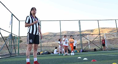 Sinan Kaloğlu'nun kuzeni Yağmur Bor, halı sahaların gözdesi oldu