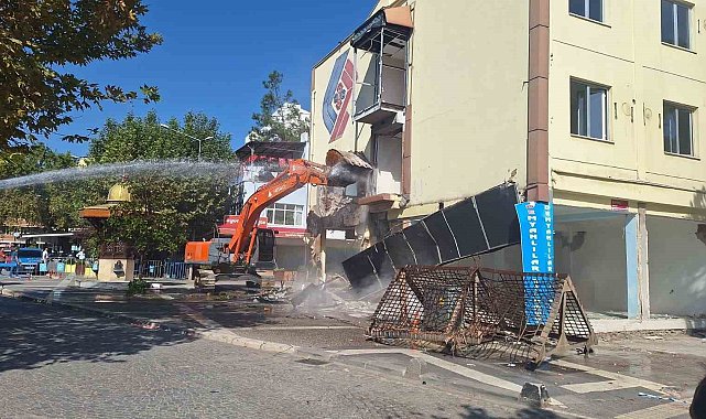 Sındırgı'da depremde hasar alan otel yıkıldı