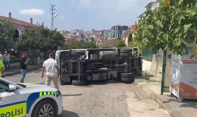 Sinop'ta belediyeye ait kamyonet devrildi: 1 yaralı