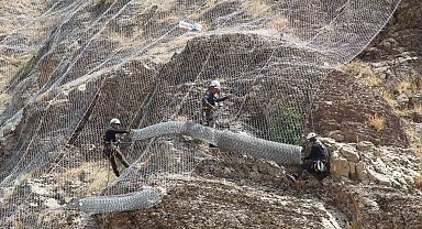 Şırnak'ta kaya düşmelerine karşı 15 bin metrekarelik çelik ağ ve sensörlü bariyer sistemli önlem