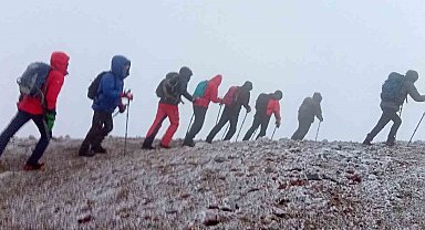 Sis ve fırtınaya rağmen Ağrı Dağı'nda zirveye ulaştılar