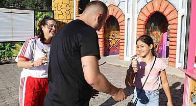 Sivas'ta çocuk sahibi olmayan çift, evlilik yıl dönümlerini lunaparkta onlarca çocuğu eğlendirerek kutladı