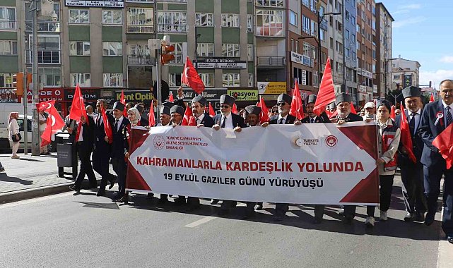 Sivas'ta Gaziler kol kola yürüdü
