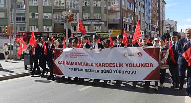 Sivas'ta Gaziler kol kola yürüdü