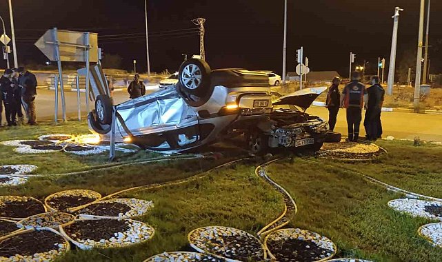 Sivas'ta iki otomobil çarpıştı, sürücüleri yaralandı