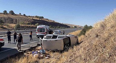 Sivas'ta kontrolden çıkan araç devrildi: 4 yaralı