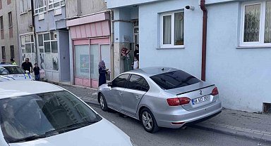 Sivas'ta polisten kaçan otomobil apartmana çarptı, bina sakinleri deprem oluyor zannetti