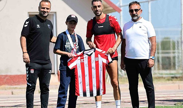 Sivasspor'dan minik taraftara jest