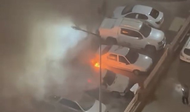 Siverek'te park halindeki otomobil yandı, mahallede panik yaşandı