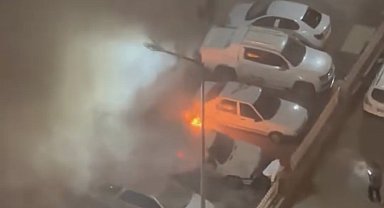 Siverek'te park halindeki otomobil yandı, mahallede panik yaşandı