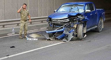 Sivil ekip aracı ile jandarma aracı çarpıştı, trafik kilitlendi